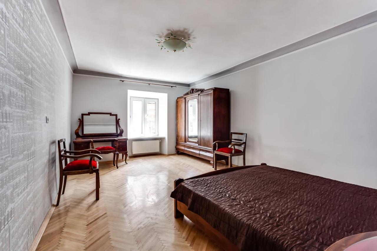 Four Bedrooms Apartment In The Heart Of Lviv Bagian luar foto